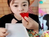 小姐姐扔糖果,小姐姐的甜蜜瞬间